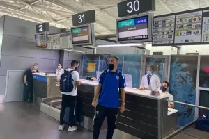 Στο αεροδρόμιο η αποστολή - Τραγούδια οι ΜΑΧΗΤΕΣ! (Φώτος/Βίντεο)