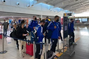 Στο αεροδρόμιο η αποστολή - Τραγούδια οι ΜΑΧΗΤΕΣ! (Φώτος/Βίντεο)
