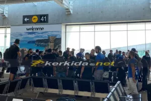 ΜΑΧΗΤΕΣ/ Επιβίβαση... με τραγούδι: "Θα έκανα τα πάντα να σε δω" (Βίντεο)