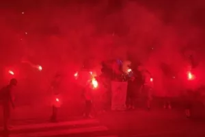 Υποδοχή με συνθήματα και φωτοβολίδες στη Ρόδο για τον Ολυμπιακό