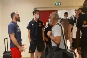 Περίμενε για να χαιρετίσει την αποστολή του ΠΑΟ (βίντεο)