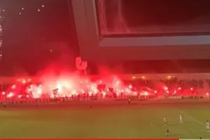 Θύρα 9: "Η Ομόνοια του Λαού είναι εδώ/Δεν αρχίζουμε, συνεχίζουμε"