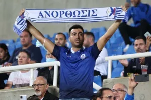 Με το αριστερό... η επιστροφή (Φώτος)