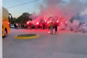 «ΑΕΚ γερά πρωτάθλημα ξανά»: Αποθέωση για την Ένωση στα Σπάτα (βίντεο)