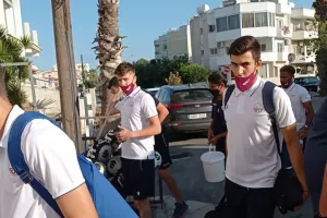 ΦΩΤΟΣ/Στο γήπεδο οι βυσσινί