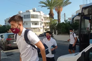 ΦΩΤΟΣ/Στο γήπεδο οι βυσσινί