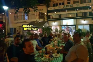 Τρίτη βράδυ, στην Πλατεία Ηρώων (φώτος)