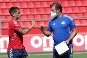 Mε 4-4-2 και Καρμπόβνικ, Λόπες βασικούς ο Ολυμπιακός