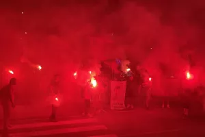 Υποδοχή με συνθήματα και φωτοβολίδες στη Ρόδο για τον Ολυμπιακό