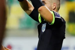 “Τρίσκο” λαμπρός την οδηγεί! 