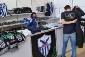 Mπουτίκ έξω απ' το γήπεδο και... πρώτες αγορές (φώτος)