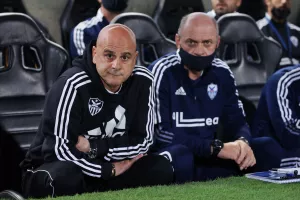Έτσι μάλιστα, κοιτάζεις προς τα πάνω