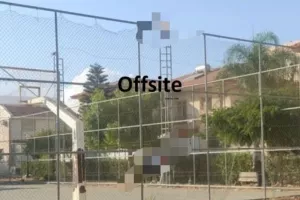 Λεμεσός: Άνδρας ανέβηκε σε πάσσαλο και απειλεί να πέσει (φωτο)