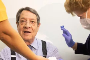 Εμβολιάστηκε με την 3η δόση ο ΠτΔ