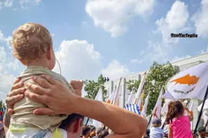 Ντέβι με το γιο του στην παρέλαση