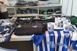 Mπουτίκ έξω απ' το γήπεδο και... πρώτες αγορές (φώτος)
