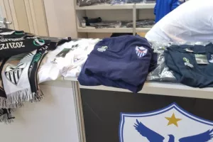 Mπουτίκ έξω απ' το γήπεδο και... πρώτες αγορές (φώτος)