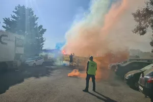 (Φώτος/βίντεο) Άφιξη και ΧΑΜΟΣ από τους ΑΕΛίστες! 