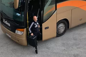 Με το... δεξί! (Ανόρθωση)