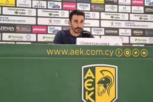 "Δεν κινδυνεύσαμε καθόλου/ Γνωρίζουν τα συναισθήματα μου..."