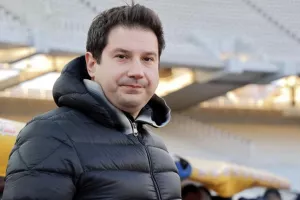 Γιαννίκης/"Βγάλτε όλοι μια κόλλα χαρτί"