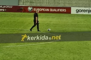 ΒΙΝΤΕΟ/Κωστένογλου μόνος στο κέντρο... σκεφτικός!