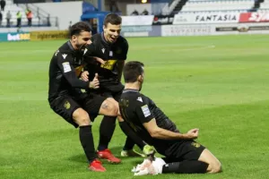 «Πάρτι» στα αποδυτήρια μετά το διπλό
