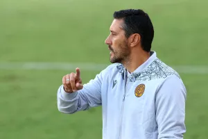 Επιστρέφει/ΑΕΛ