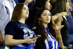 Κοπέλες / Ανόρθωση