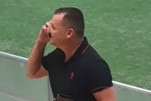 Δίπλα στην ομάδα του χωριού