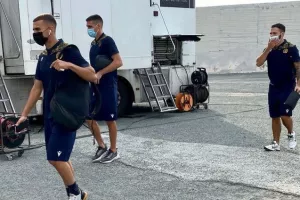 (ΦΩΤΟΣ) Η άφιξη της ΑΕΛ