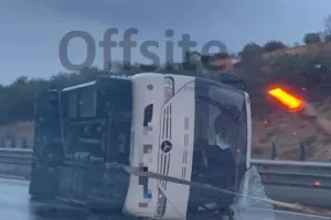 Ανατράπηκε mini bus στο highway - Κλειστές 2 λωρίδες