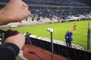Τον πήρε... σηκωτό στο πέταλο! (Βίντεο)