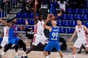 Σε τρία ματς οι αντίπαλοι έχουν 12/72 τρίποντα