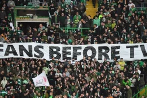 (ΦΩΤΟΣ / ΒΙΝΤΕΟ) Πανό διαμαρτυρίας "FCUK UEFA"