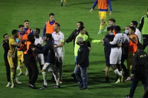 ΦΩΤΟΣ / Ένταση με τη λήξη στο ΜΑΚ 