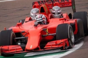 Έβγαλε τη… φαμίλια βόλτα με αυτοκίνητο Formula 1! 