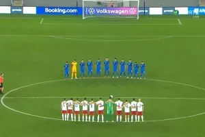 Μονόλεπτος σιγή και μαύρα περιβραχιόνια (φώτος)