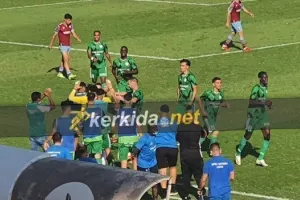 Την κέρδισε στο σπίτι της, την έπιασε στην κορυφή! (φώτος)