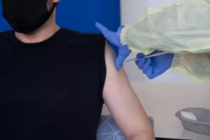 Έρχεται 3η δόση εμβολίου για όλους;