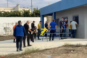 Παίρνει... γαλαζοκίτρινο χρώμα το ΜΑΚ! (φώτος)