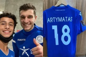 Ο Αρτυματάς έκανε δώρο την φανέλα του, στον ΑΕΚτζή Γιώργο! (φώτος)