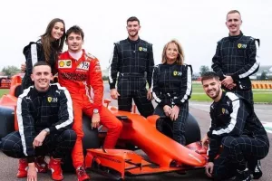 Έβγαλε τη… φαμίλια βόλτα με αυτοκίνητο Formula 1! 