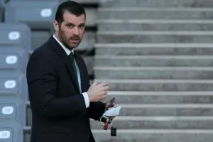 Πιέσεις για να μείνει στη Λίγκα
