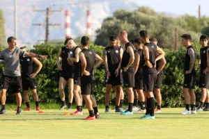 Μπήκαν Διαμαντής, Γρίβας, εκτός ο Ντε Γκούζμαν