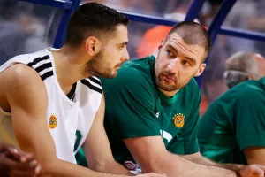 Οπαδοί του Παναθηναϊκού στην προπόνηση: "Είμαστε δίπλα σας και σας στηρίζουμε"