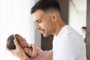 Η τρυφερή ανάρτηση του Κώστα Σλούκα με την νεογέννητη κόρη του