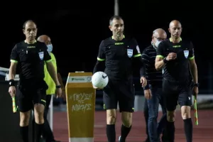 Σφυριζει ο Βασίλης