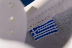 Τσιτσιπάς/ Έχει το δικό του παπούτσι με Ελληνική σημαία!