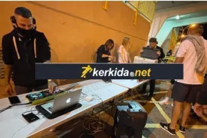 Φώτος/Γλέντι... έξω από το "Στέλιος Κυριακίδης"